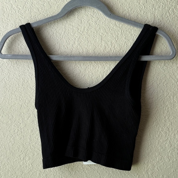 New UO Ribbed Cropped Tank - Picture 3 of 3